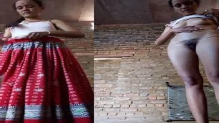 Slim mature bhabhi ji hairy village pussy showing